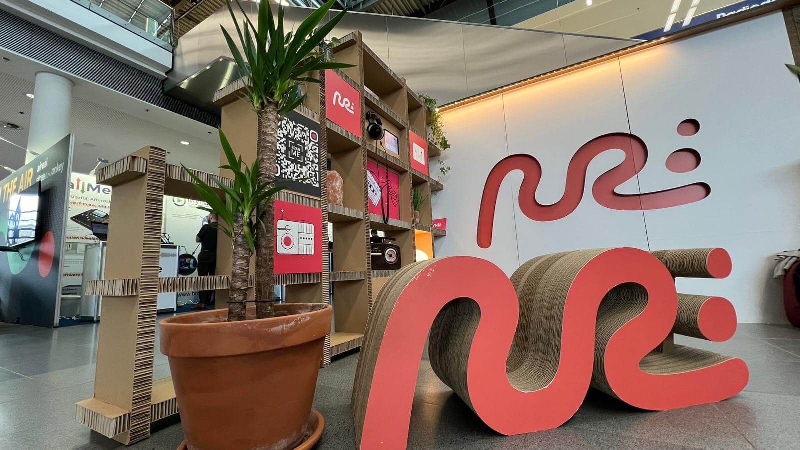 Duurzame kartonnen beursstand met modulaire vakkenkast