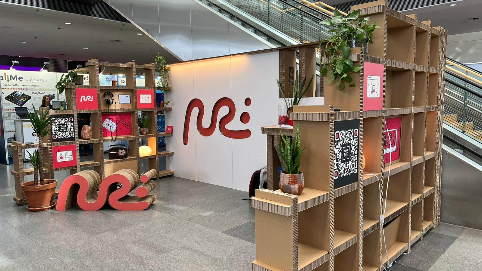 Duurzame kartonnen beursstand met modulaire vakkenkast