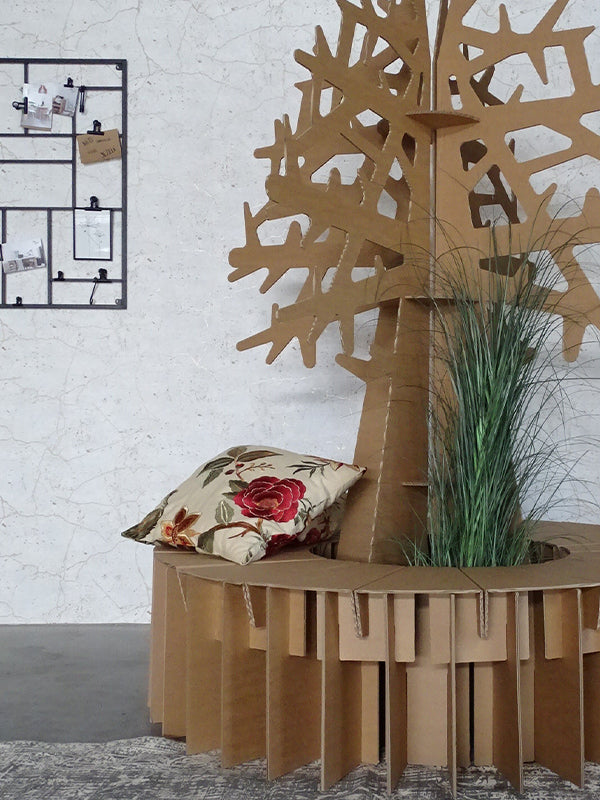 Set van kartonnen ronde bank en kartonnen boom